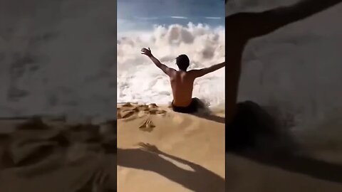 uomo vs onde #beach #summer #waves #shorts #viral
