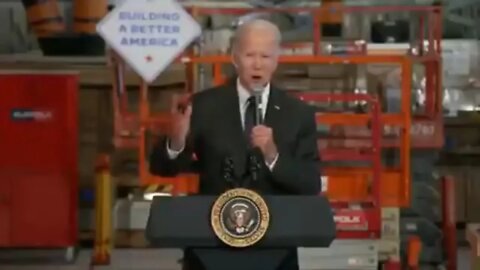 Biden' s brain snaps in two as he tries to read the teleprompter