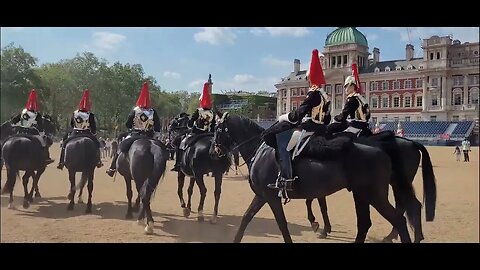 You don't normally see this at 4oclock in the afternoon changing of the Horse Guards #thekingsguard