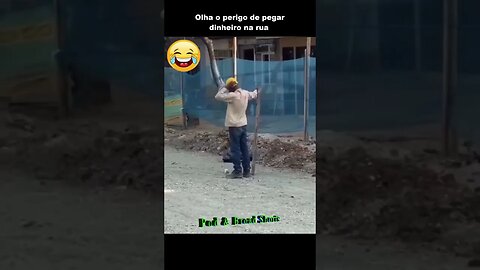 O Perigo de pegar dinheiro na rua