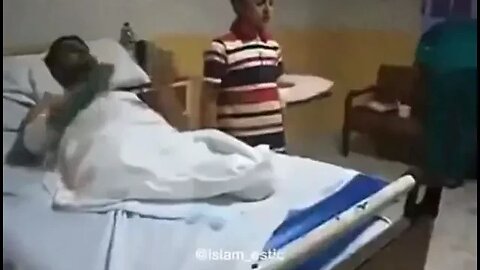 a kid leading his sick dad salah🥹🫶