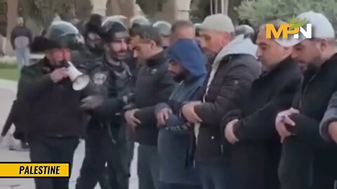 Israeli Forces Push Muslims Praying Outside Al-Aqsa