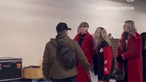 Buffalo Bills Fans vs. Taylorswift & Brittany Mahomes? NFL Playoffs Showdown Explained 🏈🔥
