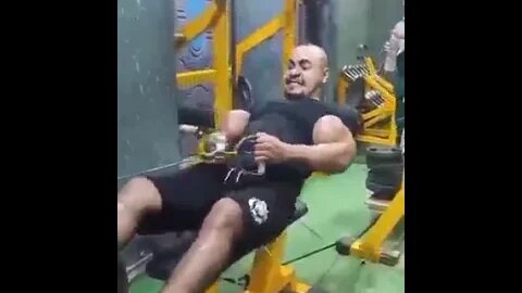 الحقوا يا جماعه ابو دراع بيتشقلب على الحديد