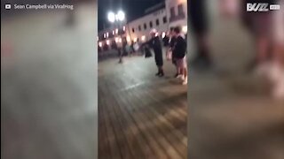 Cabeça de jovem bate recorde em máquina de boxe