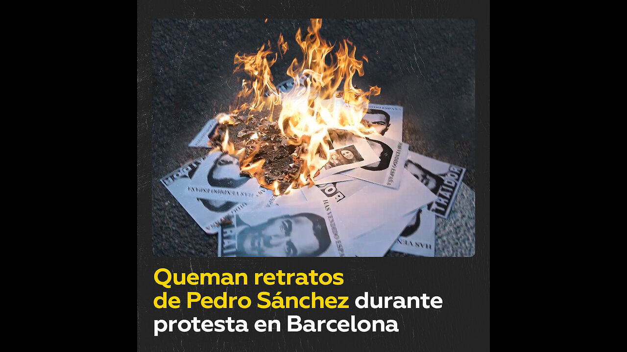 Queman banderas independentistas y retratos de Pedro Sánchez en una protesta en Barcelona