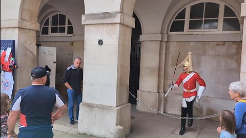 Two tourist go in to the arch the Guard stamps his foot 3 times GET OUT OF THE ARCH #thekingsguard