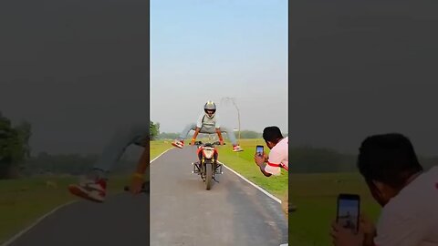 Green man reaction on BIKE STUNT FAIL 🤯 #bikestunt