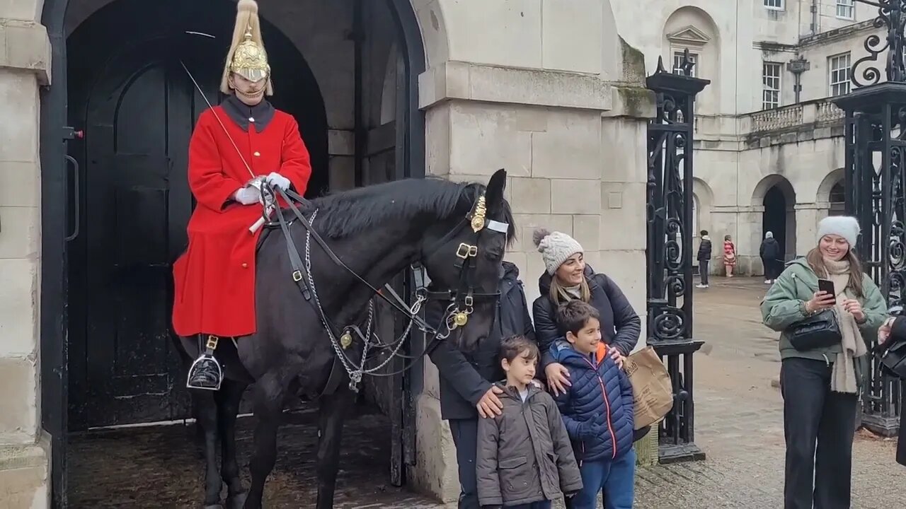 Boys screaming reaction to the kings guards horse 😆 🤣 😂 😆 🤣 😆 🤣 #thekingsguard