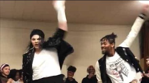 Michael Jackson-efterlignere danser mod hinanden!