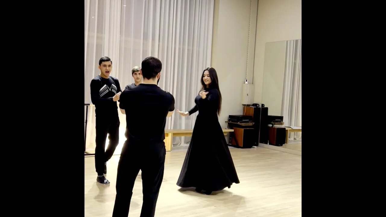 Девушки и Парни танцуют под новую Чеченскую песню. Адам Ахмадов. Королева моя. 2023.