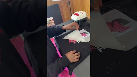 DIY T-shirt class using Confetti