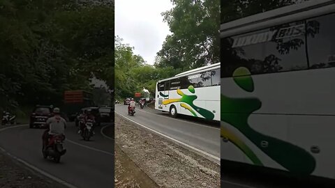 truk melewati tanjakan tajam