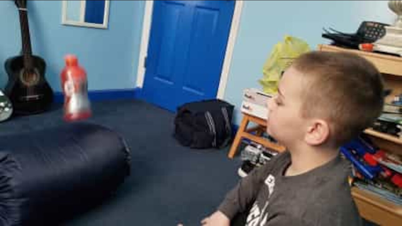 Un jeune trop heureux de réussir le bottle flip challenge