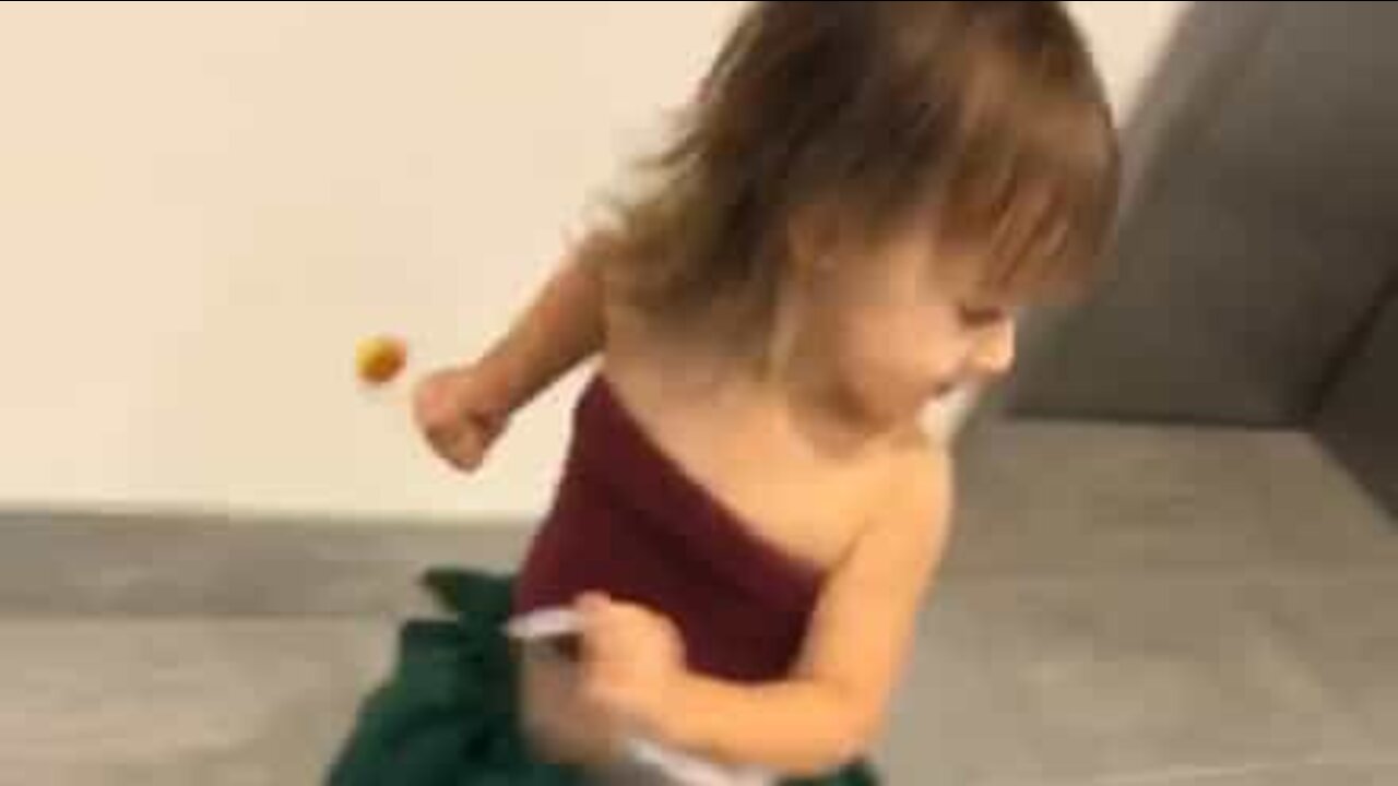 Menina aprende da pior forma que não se anda olhando para trás!