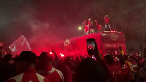 Torcida fazendo Rua de Fogo no Beira-Rio e subindo no busão