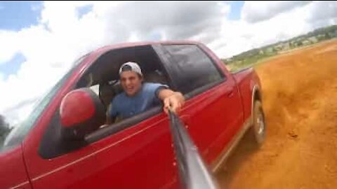 Jovem capota jipe enquanto filma com GoPro