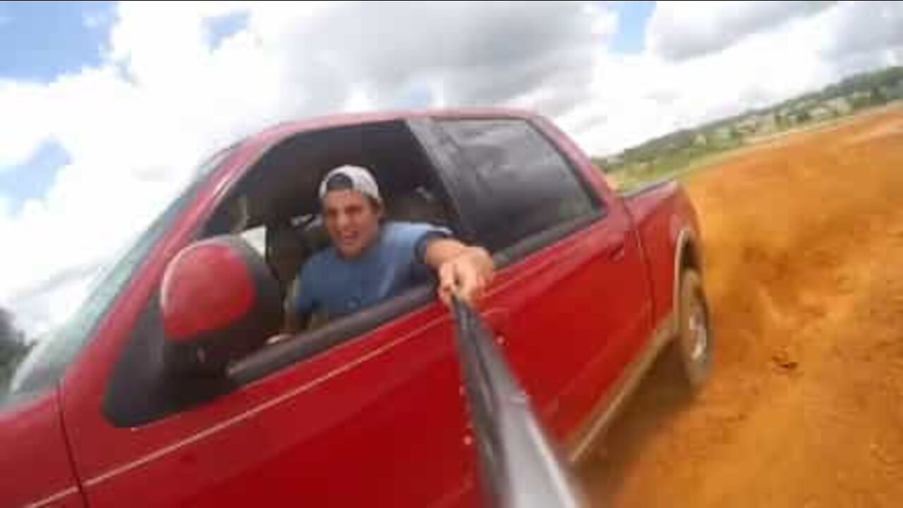 Jovem capota jipe enquanto filma com GoPro