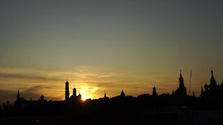 RUSSIA -Moscow - Sunset view of the Moscow skyline with the Christ The Saviour Cathedral in the foreground (Stock Video) (TqQ)