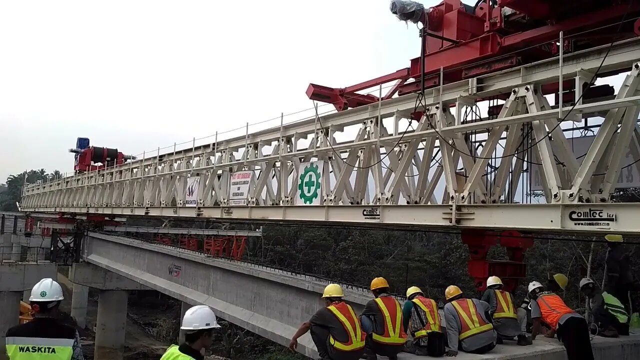 Erection Girder Jembatan Jalan Tol