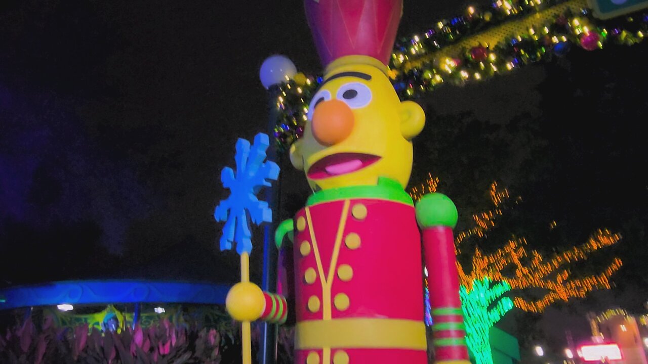 SeaWorld Christmas Bert & Ernie Giant Nutcrackers