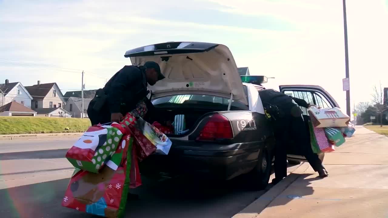 Milwaukee Police deliver Christmas gifts to students