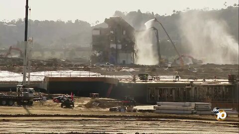 Final major piece of SDCCU Stadium comes down