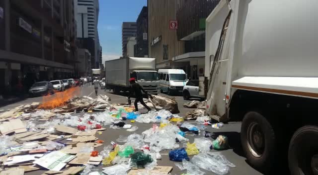 SOUTH AFRICA - Johannesburg - Tshwane municipal workers and Samwu Salary Increase Strike (Video) (wqL)