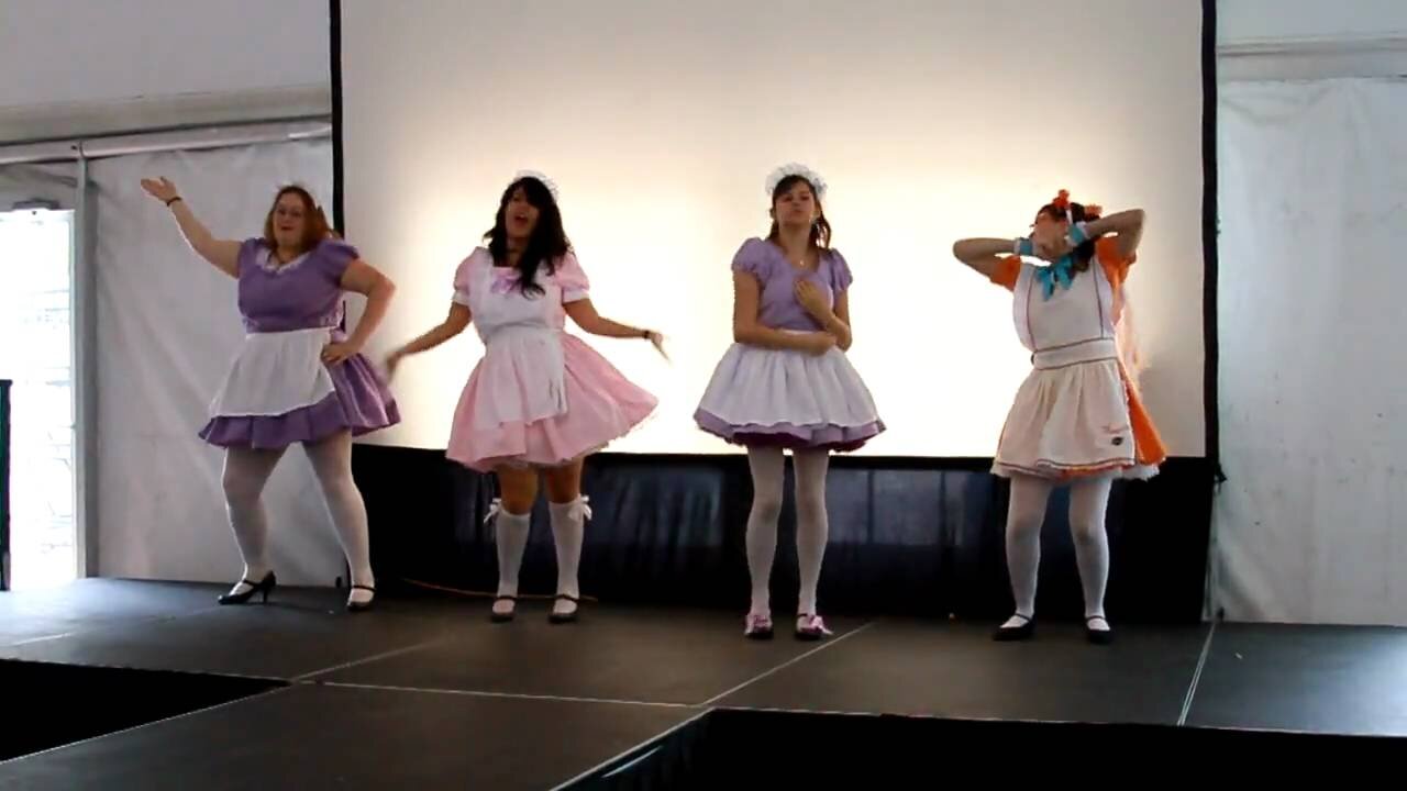 Mochi Cafe Dance at Anime Conji 2010