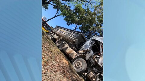 BR-381 em Ipatinga: Motorista perde controle em avenida e vai parar em bosque à margem da rodovia.