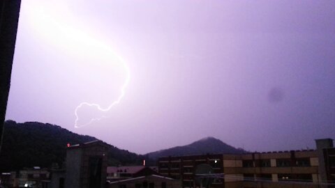 Lightning strikes Thunder recorded on camera(High voltage!!)