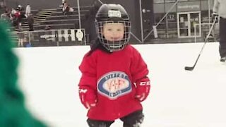 Ce Norvégien de deux ans est un prodige du hockey