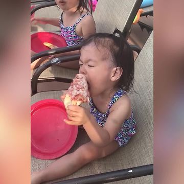 "Tot Girl Struggles To Eat A Slice Of Floppy Pizza"