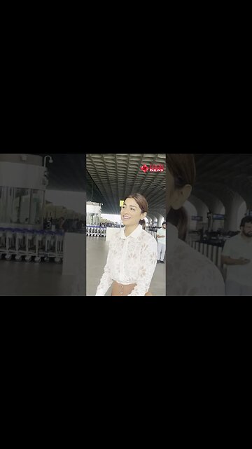 Shriya Saran showered flying kisses on the paparazzi at the airport ✈️