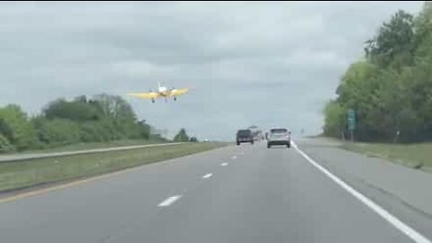 Avião faz aterragem de emergência em autoestrada!