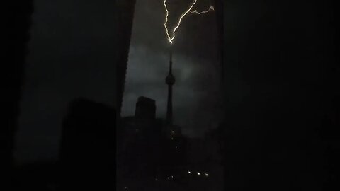 Spectacular video of the moment lightning strikes Toronto&apos;s CN Tower