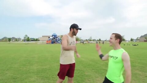 Frisbee Boomerang Trick Shot Battle 4 4