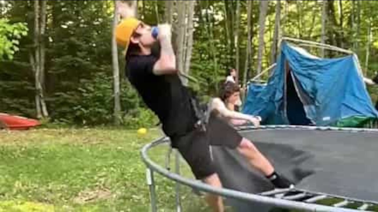 Ce saut en trampoline fini en une chute spectaculaire