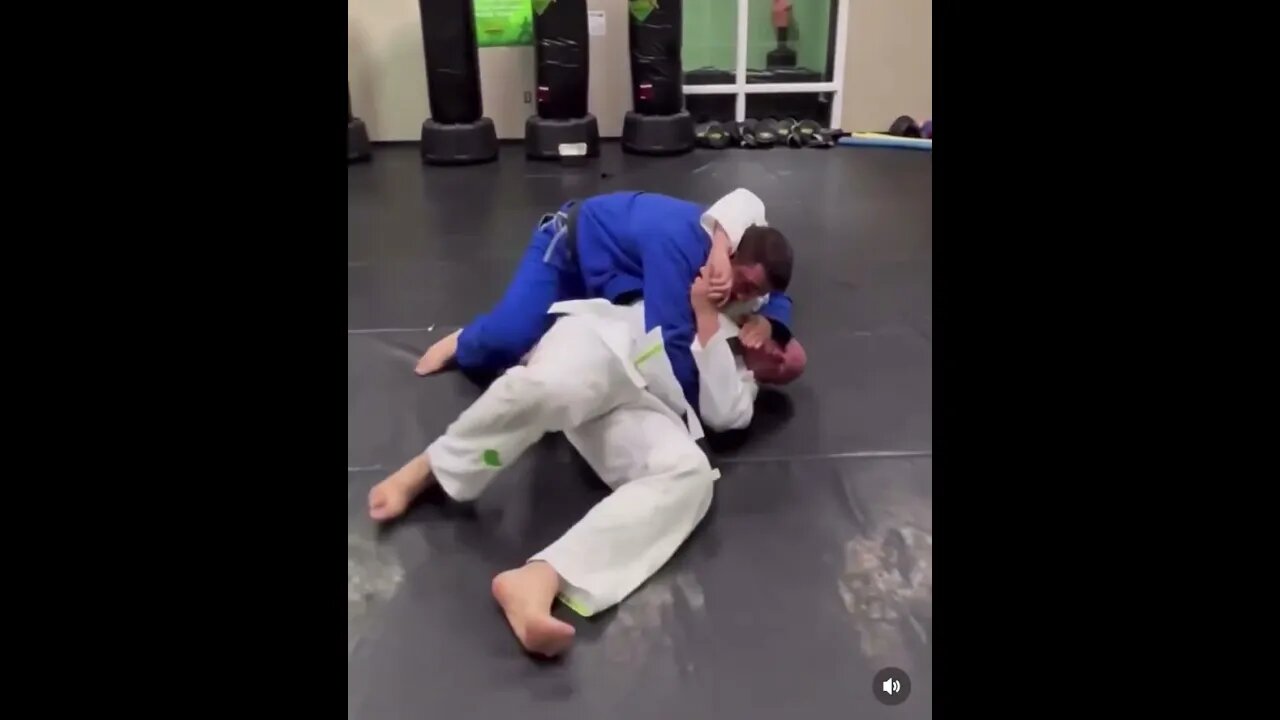 How to escape from HEADLOCK on the floor #bjj #jiujitsu #bjjlifestyle