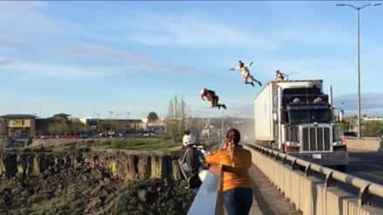 Des amis téméraires BASE jump depuis un camion en mouvement