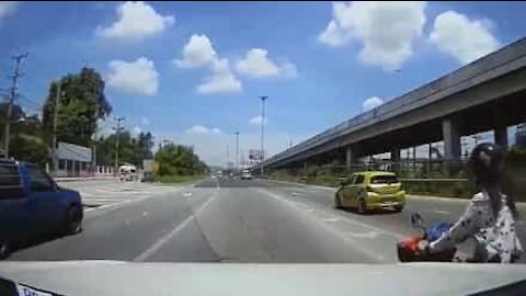 Motociclista colide em carro e continua o seu trajeto