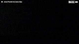 Fotógrafo filma incrível tempestade de raios em super câmara lenta
