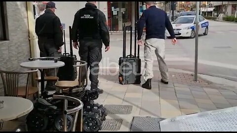 Roboti qe policia vendosi ne dispozicion per hapjen e çantes se dyshimte ne Fier