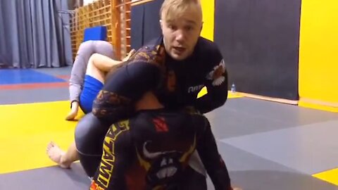 The Zombieslayer - one-arm guillotine from mount (nogi BJJ top attack)
