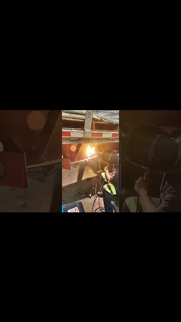 Broken landing gear . Truckers Be careful how u pull your loads.. #fypシ #shorts