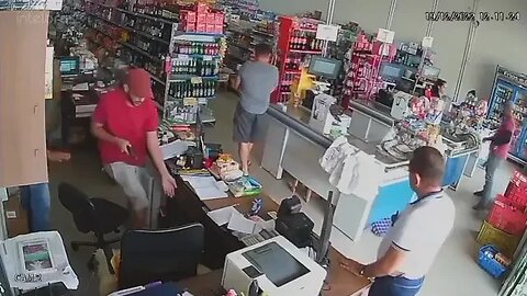 Assaltantes em ação dentro de supermercado em Olho d'Água das Cunhãs, interior do Maranhão.