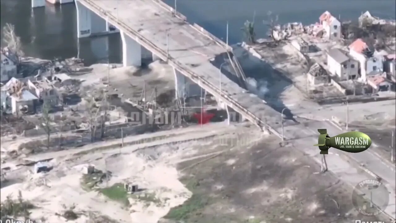 Russian FPV kamikaze drones hit targets around Antonovsky bridge, sinks boat