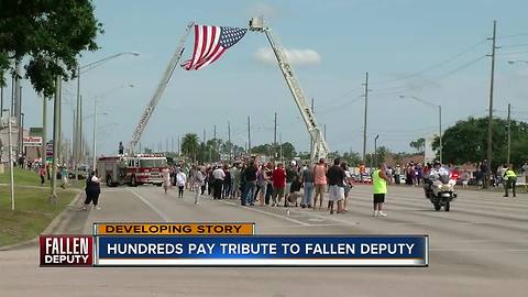 Hundreds pay tribute to fallen deputy