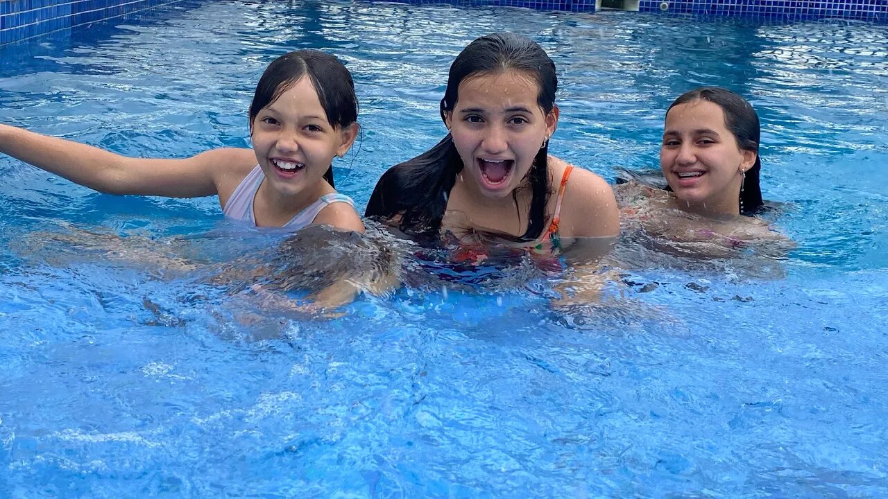 DIVERSÃO NA PISCINA em um dia de chuva 🌧️ 3 irmãs demais