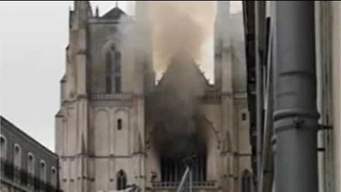 La cathédrale de Nantes part en fumée